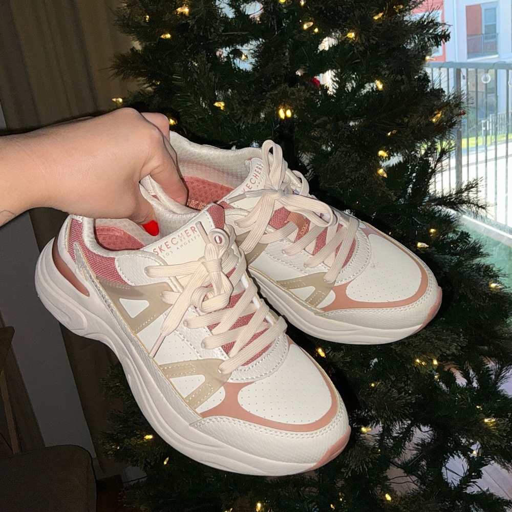 SKECHERS - Chunky memory foam sneaker. SN 177577- Women’s shoe size 7- Lifestyle